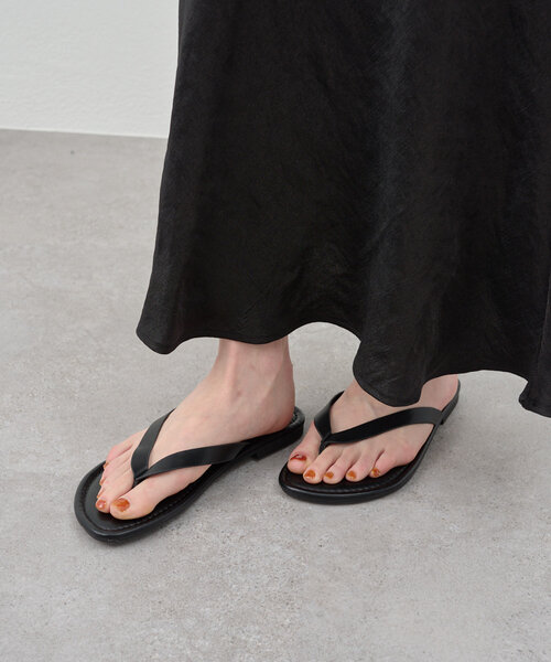 SHENERY(シーナリー)の「《夏らしい抜け感》トングフラットサンダル(サンダル・レディース・ブラック/ブラウン/シルバー・36/37/38)」の4枚目の写真