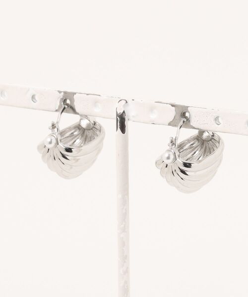 Q（キュー）の「シェルパールピアス（ピアス（両耳用）・レディース・シルバー・ONE SIZE）」の2枚目の写真