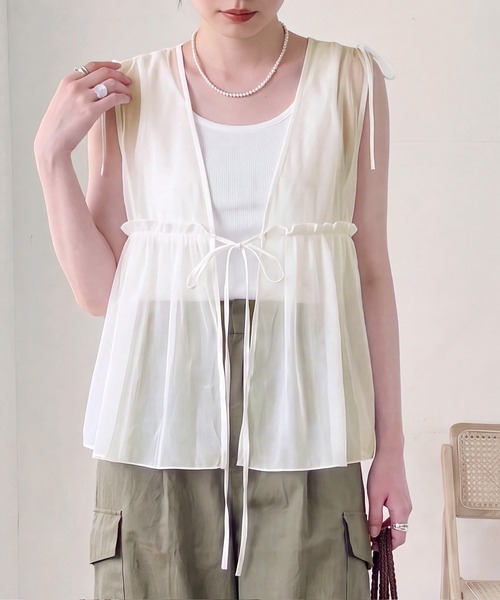 SELECT LEVERY(セレクトリベリー)の「チュールギャザーリボンベスト(ベスト・レディース・ブラック/ナチュラル・MEDIUM)」の2枚目の写真