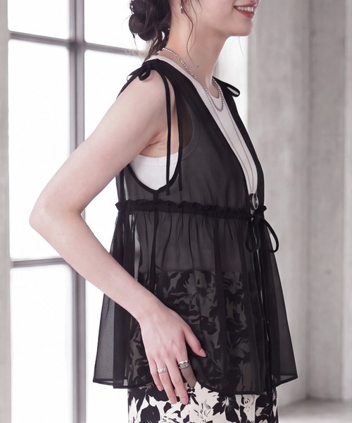SELECT LEVERY(セレクトリベリー)の「チュールギャザーリボンベスト(ベスト・レディース・ブラック/ナチュラル・MEDIUM)」の10枚目の写真