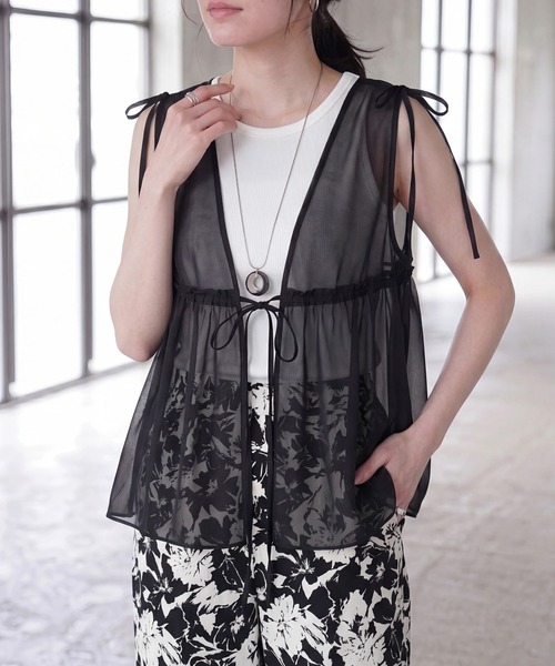SELECT LEVERY(セレクトリベリー)の「チュールギャザーリボンベスト(ベスト・レディース・ブラック/ナチュラル・MEDIUM)」の7枚目の写真