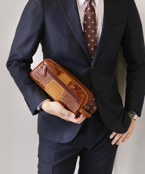 sankyo shokai(サンキョウショウカイ)の「カイマン牛革 ダブルファスナー セカンド バッグ(クラッチバッグ・メンズ・ブラウン・FREE)」の8枚目の写真