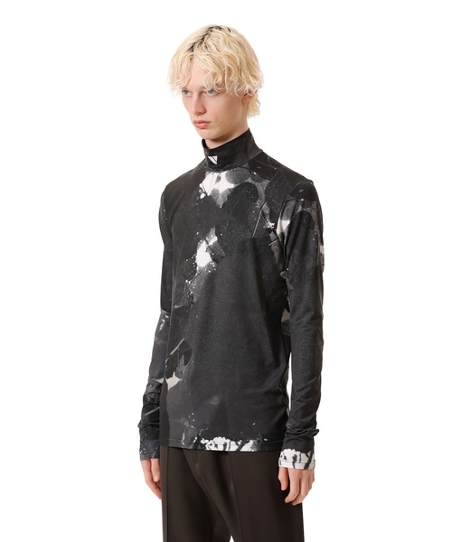 VEIN (ヴェイン)の「プリンテッド クールマックス ストレッチジャージー VPW ハイネックL/S TEE / PRINTED COOLMAX STRETCH JERSEY VPW HIGH NECK L/S TEE(Tシャツ/カットソー・メンズ・ブラック・3/2/1)」の2枚目の写真