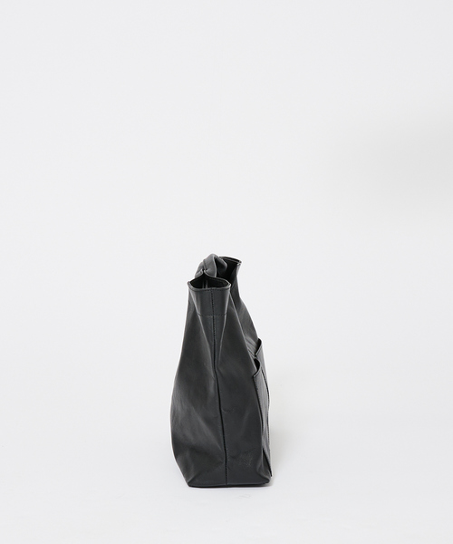 YArKA(ヤーカ)の「【YArKA/ヤーカ】real leather change shape 2way bag/ リアルレザー変形底2way バッグ / Y2502ARB68(ショルダーバッグ・メンズ・ブラック・フリー)」の12枚目の写真
