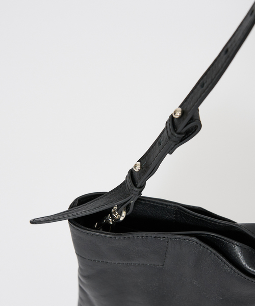 YArKA(ヤーカ)の「【YArKA/ヤーカ】real leather change shape 2way bag/ リアルレザー変形底2way バッグ / Y2502ARB68(ショルダーバッグ・メンズ・ブラック・フリー)」の8枚目の写真