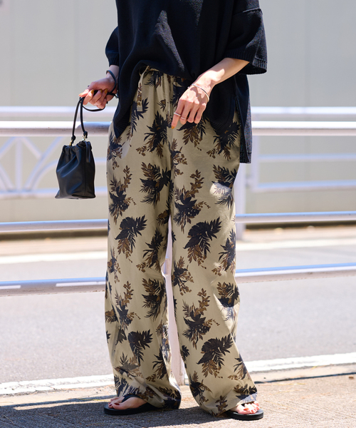 FRAMeWORK（フレームワーク）の「ボタニカルプリントイージーパンツ（スラックス・レディース・ベージュ/ブラウン・38/36）」の2枚目の写真