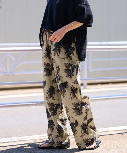 FRAMeWORK（フレームワーク）の「ボタニカルプリントイージーパンツ（スラックス・レディース・ベージュ/ブラウン・38/36）」の3枚目の写真