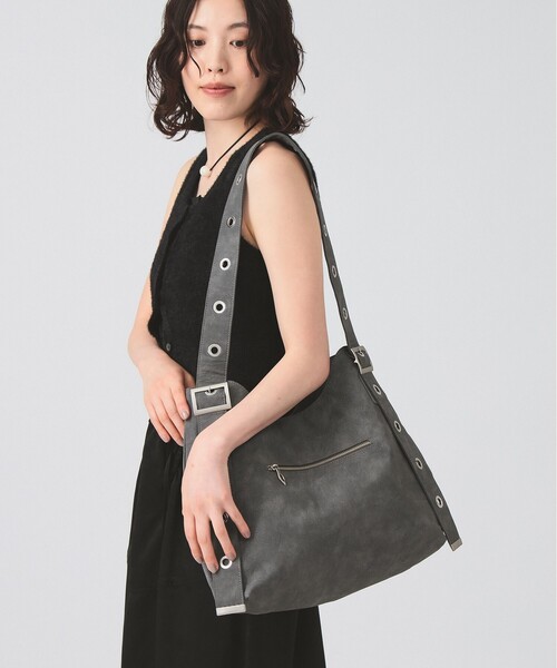 Ray BEAMS（レイビームス）の「ベルテッド ショルダー バッグ（ショルダーバッグ・レディース・ブラック/グレー・ONE SIZE）」の2枚目の写真