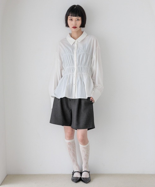 LOWRYS FARM(ローリーズファーム)の「シャーリングシャツLS 580593(シャツ/ブラウス・レディース・ブルー/ブラック/ホワイト・FREE)」の4枚目の写真