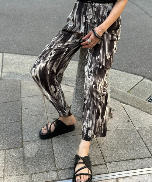 deux amour(ドゥーザムール)の「水墨柄ワイドパンツ(Tシャツ/カットソー・レディース・ブラック/モカ・M~L)」の4枚目の写真