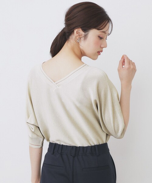 index(インデックス)の「《5色展開》前後2WAY ドルマンスリーブニット【UVケア/抗ピル/洗濯機洗い可】(ニット/セーター・レディース・ナチュラル/ゴールド/ネイビー/パープル/ライトブルー・42/40/38/36)」の8枚目の写真