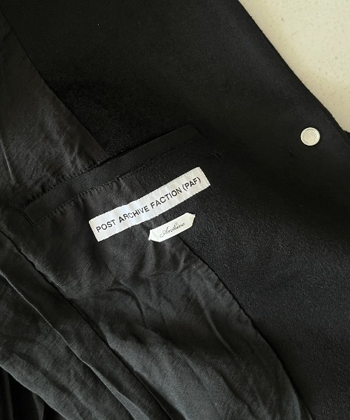 POST ARCHIVE FACTION(ポストアーカイブファンクション)の「POST ARCHIVE FACTION(PAF) New classic coat(チェスターコート・メンズ・ブラック・SMALL)」の3枚目の写真