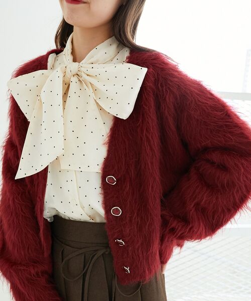 MAJESTIC LEGON（マジェスティックレゴン）の「ふわふわVネックショートカーデ（カーディガン/ボレロ・レディース・ピンク/ボルドー/アイボリー/チャコールグレー・MEDIUM）」の4枚目の写真