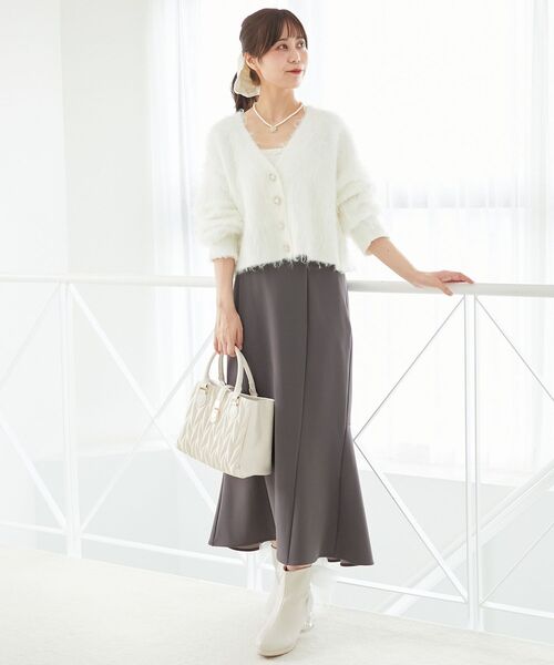 MAJESTIC LEGON（マジェスティックレゴン）の「ふわふわVネックショートカーデ（カーディガン/ボレロ・レディース・ピンク/ボルドー/アイボリー/チャコールグレー・MEDIUM）」の6枚目の写真