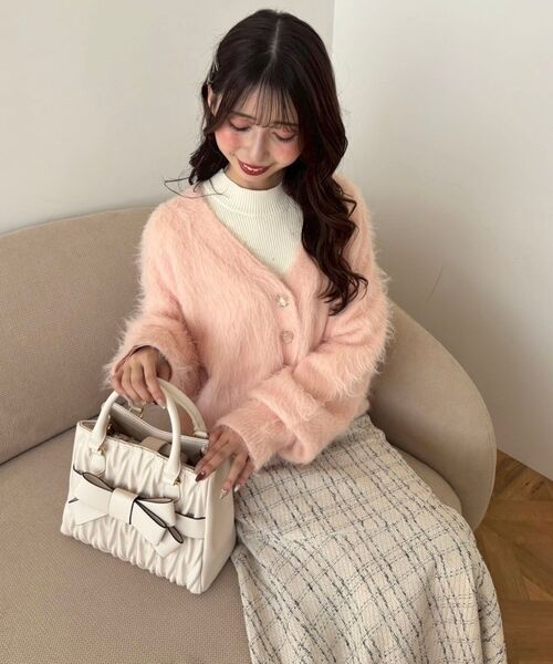 MAJESTIC LEGON（マジェスティックレゴン）の「ふわふわVネックショートカーデ（カーディガン/ボレロ・レディース・ピンク/ボルドー/アイボリー/チャコールグレー・MEDIUM）」の12枚目の写真