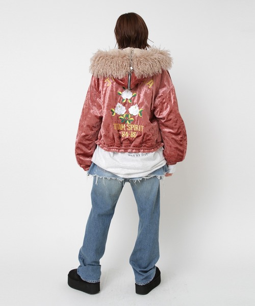 RNA(アールエヌエー)の「J2170 ベロアフードジャケット(ブルゾン・レディース・ピンク/オフホワイト/グレー・MEDIUM)」の4枚目の写真