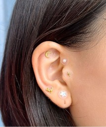 MILLION CARATS（ミリオンカラッツ）の「“耳つぼ×可愛いデザイン”《gargle》で叶えるセルフケア。星や月、ハートリボン、ねこモチーフで楽しむ、毎日に寄り添うアクセサリー。貼るだけ簡単、心も体も整えるおしゃれ耳つぼジュエリー。　＃ねこ（イヤーカフ）」