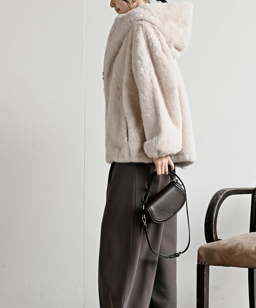 rps(アールピーエス)の「サイドドロストフェイクファージャケット(ブルゾン・レディース・グレイッシュベージュ/ベージュ系その他・フリー)」の7枚目の写真