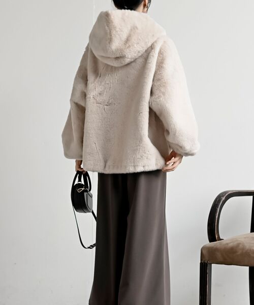 rps(アールピーエス)の「サイドドロストフェイクファージャケット(ブルゾン・レディース・グレイッシュベージュ/ベージュ系その他・フリー)」の8枚目の写真