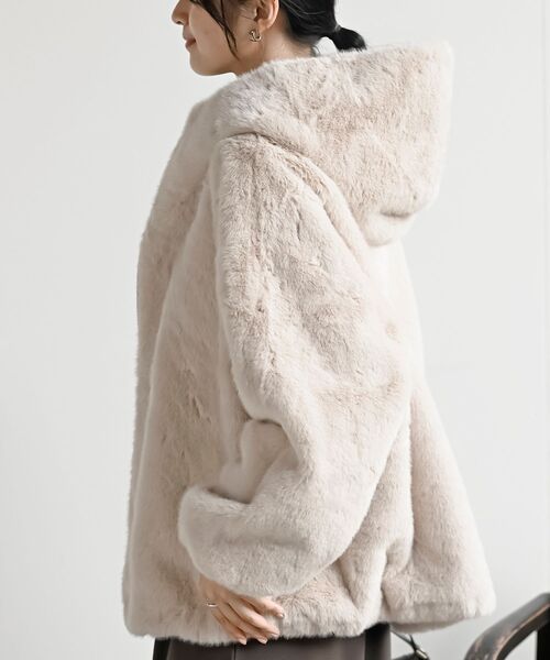 rps(アールピーエス)の「サイドドロストフェイクファージャケット(ブルゾン・レディース・グレイッシュベージュ/ベージュ系その他・フリー)」の11枚目の写真