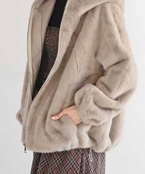 rps(アールピーエス)の「サイドドロストフェイクファージャケット(ブルゾン・レディース・グレイッシュベージュ/ベージュ系その他・フリー)」の3枚目の写真