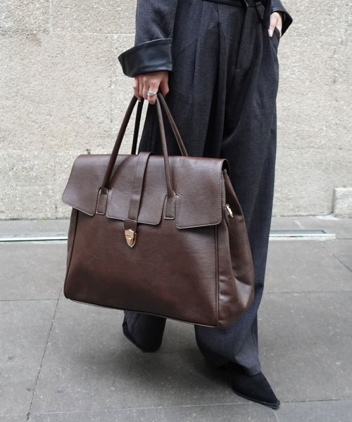 unnu(ユヌ)の「フラップPUラージボストン(ボストンバッグ・レディース・ブラック/ブラウン・F)」の1枚目の写真