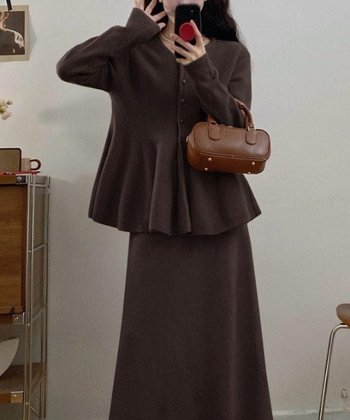 Diosfront（ディオスフロント）の「ペプラムフレアニットカーディガンセットアップ（セットアップ・レディース・ブラック/モカ/ダークブラウン/レッド・FREE）」の2枚目の写真
