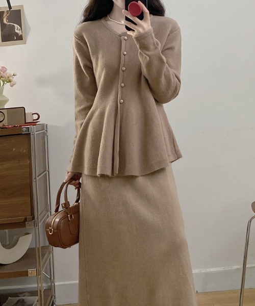 Diosfront（ディオスフロント）の「ペプラムフレアニットカーディガンセットアップ（セットアップ・レディース・ブラック/モカ/ダークブラウン/レッド・FREE）」の3枚目の写真