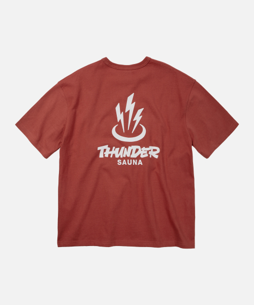 FRIZMWORKS(フリズムワークス)の「THUNDER SAUNA LOGO TEE _ BRICK RED(Tシャツ/カットソー・メンズ・その他・SMALL/MEDIUM/LARGE)」の2枚目の写真