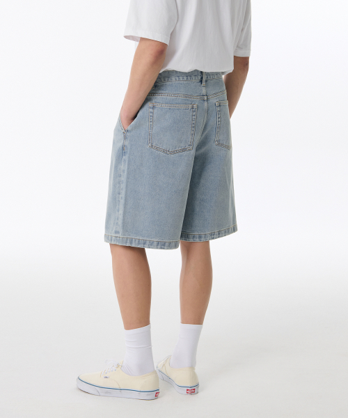 MUSINSA STANDARD（ムシンサスタンダード）の「ワンタックワイドデニムショーツ [スカイブルー]（デニムパンツ・メンズ・その他・40/38/42/36/27/28/29/34/32/30/31/33/26）」の2枚目の写真