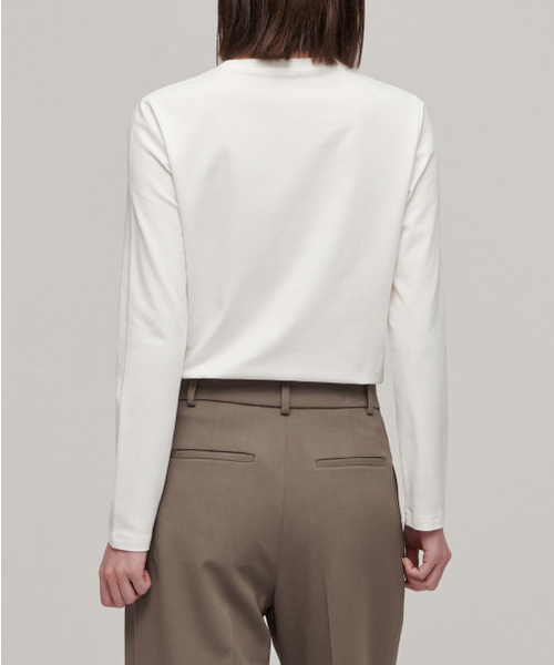 MUSINSA STANDARD WOMAN（ムシンサスタンダードウーマン）の「ウィメンズフレキシブルクルーネック長袖Tシャツ[クリーム]（Tシャツ/カットソー・レディース・その他・SMALL/MEDIUM/LARGE/X-LARGE/X-SMALL）」の8枚目の写真