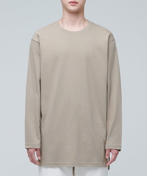 MUSINSA STANDARD（ムシンサスタンダード）の「レイヤードクルーネック長袖Tシャツ_ロング丈 [ダスティベージュ]（Tシャツ/カットソー・メンズ・その他・MEDIUM/X-SMALL/SMALL）」の2枚目の写真