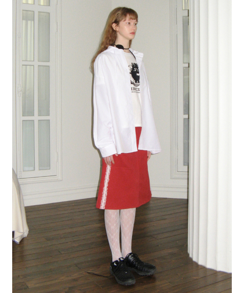 SINOON（シヌーン）の「SIDE FRILL MIDI SKIRT (RED)（スカート・レディース・レッド・SMALL/MEDIUM）」の2枚目の写真