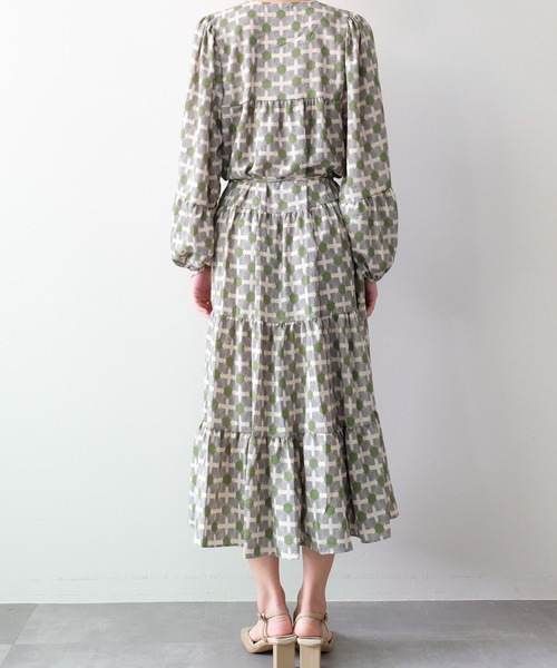 DOLLUPOOPS（ドールアップウップス）の「ジオメトリックプリントティアードワンピース（Tシャツ/カットソー・レディース・グリーン/ブラック・FREE）」の4枚目の写真