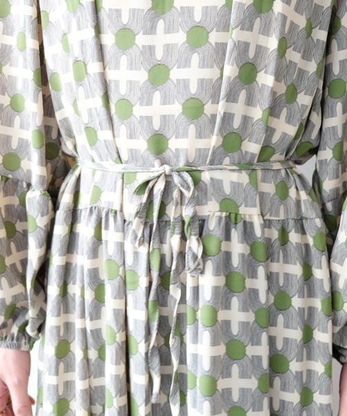 DOLLUPOOPS（ドールアップウップス）の「ジオメトリックプリントティアードワンピース（Tシャツ/カットソー・レディース・グリーン/ブラック・FREE）」の10枚目の写真