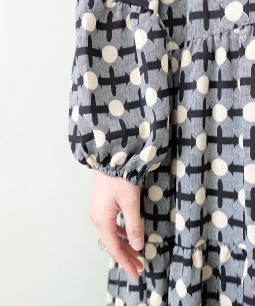 DOLLUPOOPS（ドールアップウップス）の「ジオメトリックプリントティアードワンピース（Tシャツ/カットソー・レディース・グリーン/ブラック・FREE）」の6枚目の写真