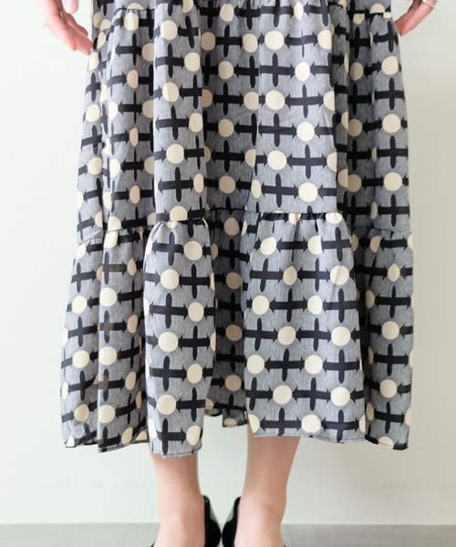 DOLLUPOOPS（ドールアップウップス）の「ジオメトリックプリントティアードワンピース（Tシャツ/カットソー・レディース・グリーン/ブラック・FREE）」の7枚目の写真