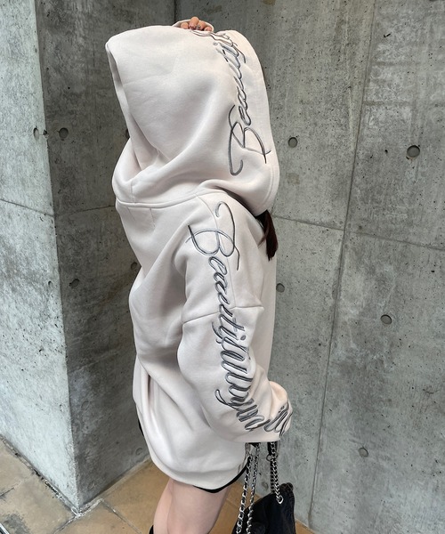 ROGER AND RAW(ロジャーアンドロウ)の「裏起毛ロゴ刺繍ジップパーカー(パーカー・レディース・ライトベージュ・FREE)」の6枚目の写真