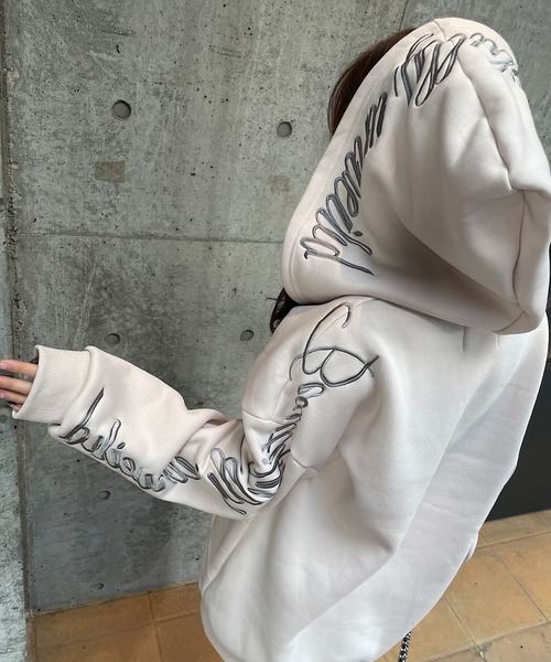 ROGER AND RAW(ロジャーアンドロウ)の「裏起毛ロゴ刺繍ジップパーカー(パーカー・レディース・ライトベージュ・FREE)」の5枚目の写真