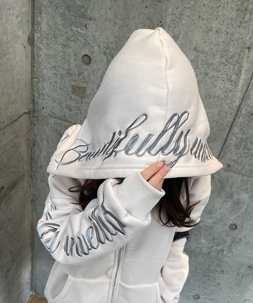 ROGER AND RAW(ロジャーアンドロウ)の「裏起毛ロゴ刺繍ジップパーカー(パーカー・レディース・ライトベージュ・FREE)」の4枚目の写真