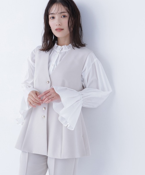 NATURAL BEAUTY BASIC(ナチュラルビューティーベーシック)の「◇フロントボタンペプラムジレ SETUP(その他アウター・レディース・ブルー/ネイビー/ベージュ・MEDIUM/SMALL)」の2枚目の写真