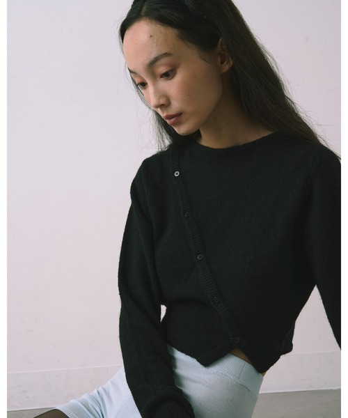 kiehtova（キエトヴァ）の「【kiehtova】ASYMMETRY KNIT TOPS/アシンメトリーニットトップス（Tシャツ/カットソー・レディース・ブラック/チャコール・FREE）」の3枚目の写真