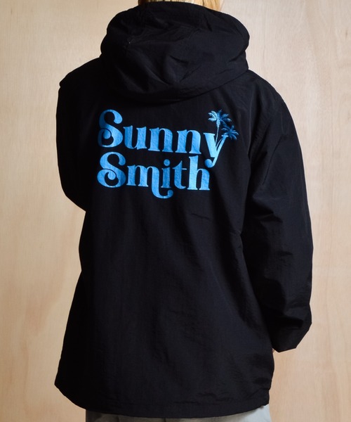 Sunny Smith(サニースミス)の「【ポケッタブル】 コットンライクナイロン ヤシの木ロゴ刺繍 アノラックパーカ(その他アウター・メンズ・ネイビー/ブラック・MEDIUM/LARGE)」の2枚目の写真