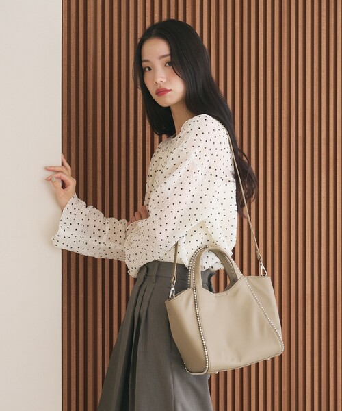 BEAUTY&YOUTH UNITED ARROWS（ビューティーアンドユースユナイテッドアローズ）の「ナイロン ボールチェーン ミドル 2WAY トートバッグ はっ水（トートバッグ・レディース・ブラック/ベージュ・FREE）」の2枚目の写真