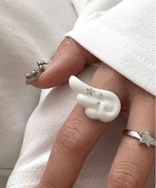 Vini(ヴィニ)の「ウィッシュコアエンジェルウィングモチーフリング(リング・レディース・ホワイト・FREE)」の4枚目の写真