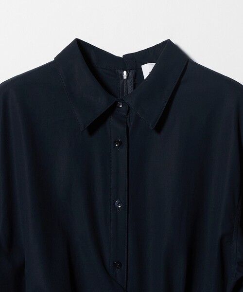 UNITED ARROWS(ユナイテッドアローズ)の「ドレープ ギャザー ワンピース ‐ウォッシャブル‐(ワンピース・レディース・オフホワイト/ネイビー・38/36)」の4枚目の写真