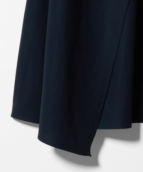 UNITED ARROWS(ユナイテッドアローズ)の「ドレープ ギャザー ワンピース ‐ウォッシャブル‐(ワンピース・レディース・オフホワイト/ネイビー・38/36)」の6枚目の写真