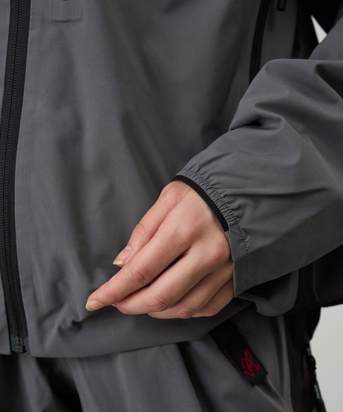 Gramicci（グラミチ）の「DWR HOODED FIELD JACKET / DWRフーデッドフィールドジャケット Gramicci グラミチ（ナイロンジャケット・メンズ・オリーブ/ブラック・XS/S/M/L/XL/XXL）」の4枚目の写真