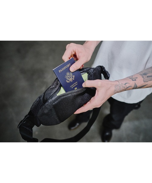 Aer（エアー）の「AER　City Sling 3 Ultra　/　AER-91054（ボディバッグ/ウエストポーチ・メンズ・ブラック・FREE）」の16枚目の写真