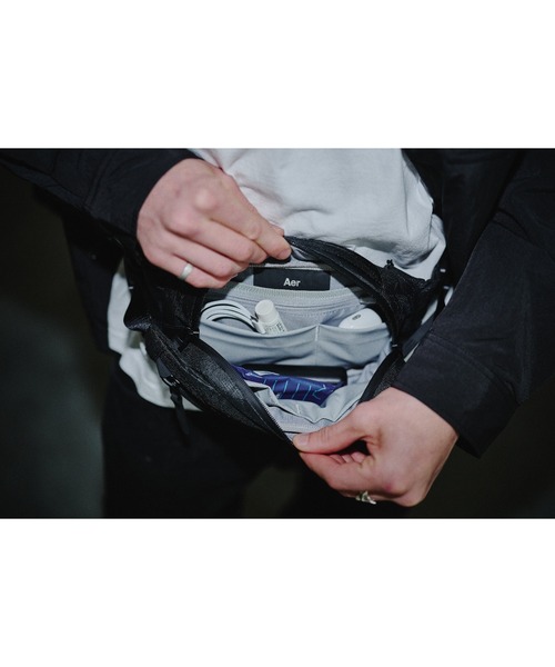Aer（エアー）の「AER　City Sling 3 Ultra　/　AER-91054（ボディバッグ/ウエストポーチ・メンズ・ブラック・FREE）」の17枚目の写真
